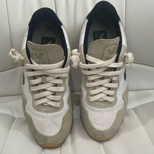 Preowned Veja SDU, Women’s Size 5.